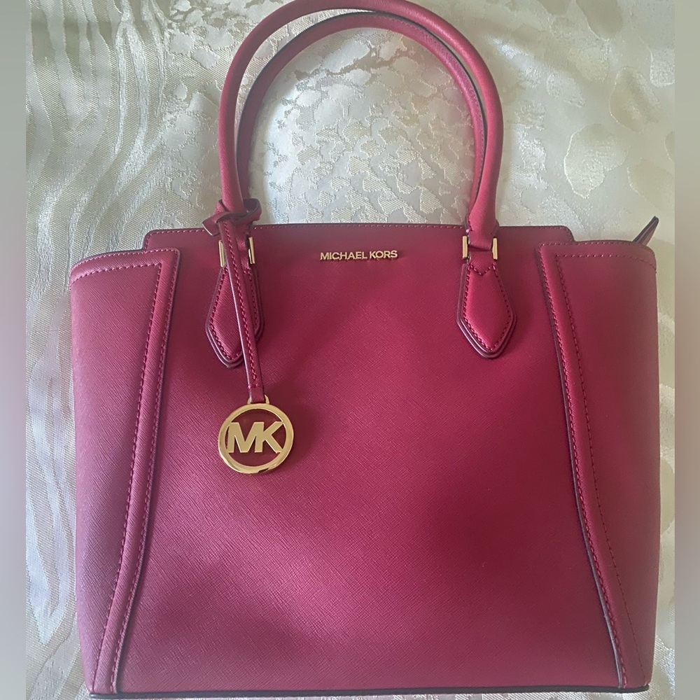 Michael Kors Ayden Berry Leather Tote 👜 looks like a new.